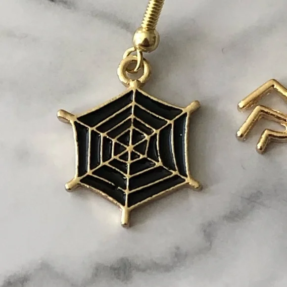 Halloween Mismatched Black Spider and Web Earrings - Picture 4 of 4